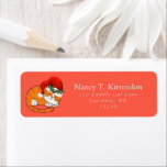Slaperige Oranje Tabby Christmas Santa Cat Coral R Etiket<br><div class="desc">Dit aanpasbare gouden typografie en script retour adreslabel ontwerp is voorzien van een schattige slapende gestreepte oranje tabby kerstkat met Sinterklaas pet en hulsttakje op een koraalrode achtergrond. U kunt de achtergrondkleur,  naam en adresspelling eenvoudig wijzigen; lettertypestijl,  -kleur en -grootte met de knop Zazzle Personaliseren.</div>