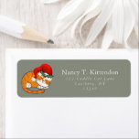 Slaperige Oranje Tabby Christmas Santa Cat Sage Gr Etiket<br><div class="desc">Dit aanpasbare gouden typografie en script retour adreslabel ontwerp is voorzien van een schattige slapende gestreepte oranje tabby kerstkat met Sinterklaas pet en hulsttakje op een salie groene achtergrond. U kunt de achtergrondkleur,  naam en adresspelling eenvoudig wijzigen; lettertypestijl,  -kleur en -grootte met de knop Zazzle Personaliseren.</div>