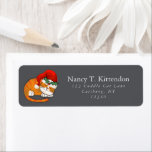 Slaperige Oranje Tabby Christmas Santa Claus Cat G Etiket<br><div class="desc">Dit aanpasbare gouden typografie en script retour adreslabel ontwerp is voorzien van een schattige slapende gestreepte oranje tabby kerstkat met Sinterklaas pet en hulst takje op een grijze achtergrond. U kunt de achtergrondkleur,  naam en adresspelling eenvoudig wijzigen; lettertypestijl,  -kleur en -grootte met de knop Zazzle Personaliseren.</div>