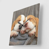 Slaperige Puppies Vierkante Klok (Hoek)