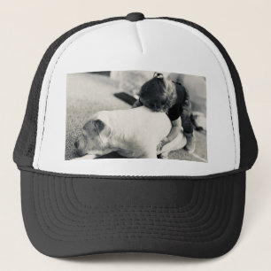 Slaperige puppy pitbull en baby knuffels trucker pet