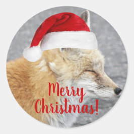 Slaperige rode vos met rode kerstmuts vakantie ronde sticker