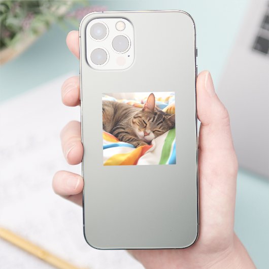 Slaperige tabby kat op kleurrijke lakens sticker (Telefoon)