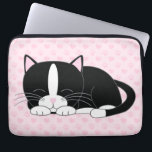 Slaperige Tuxedo Cat {roze} Laptop Sleeve<br><div class="desc">Aangepast computersleeve met een schattige illustratie van een schattig bicolor kitten die een dutje op een hartje neemt en poetst patroonachtergrond af.</div>