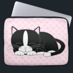 Slaperige Tuxedo Cat {roze} Laptop Sleeve<br><div class="desc">Aangepast computersleeve met een schattige illustratie van een schattig bicolor kitten die een dutje op een hartje neemt en poetst patroonachtergrond af.</div>