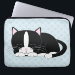 Slapy Tuxedo Cat {blauw} Laptop Sleeve<br><div class="desc">Aangepast computersleeve met een schattige illustratie van een schattig bicolor kitten die een dutje op een hartje neemt en poetst patroonachtergrond af.</div>