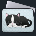 Slapy Tuxedo Cat {blauw} Laptop Sleeve<br><div class="desc">Aangepast computersleeve met een schattige illustratie van een schattig bicolor kitten die een dutje op een hartje neemt en poetst patroonachtergrond af.</div>