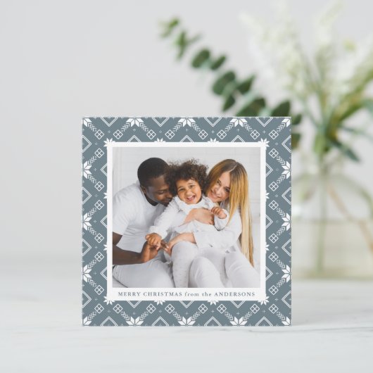 Slate Blue Nordic Snowflake Patroon Foto Feestdagenkaart (Staand voorkant)