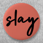 Slay | Modern minimalistisch Trendy Stylish Coral  Ronde Button 5,7 Cm<br><div class="desc">Eenvoudige,  stijlvolle,  trendy 'slay'-kunstknop in de stad in een moderne,  minimalistische stijl van handschrift in zwart-wit op een koraalroze achtergrond geïnspireerd door schoonheid,  die er geweldige uitziet,  die het doodt en de kracht van meisjes!</div>