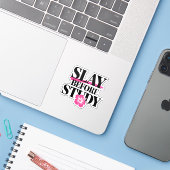 Slay voor de studie - Sassy Back-to-School Sticker (Laptop met iPhone)