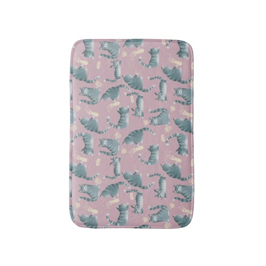 Slecht grijs tabby katten kloppen spullen over pat badmat (Voorkant Verticaal)