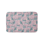 Slecht grijs tabby katten kloppen spullen over pat badmat (Voorkant)