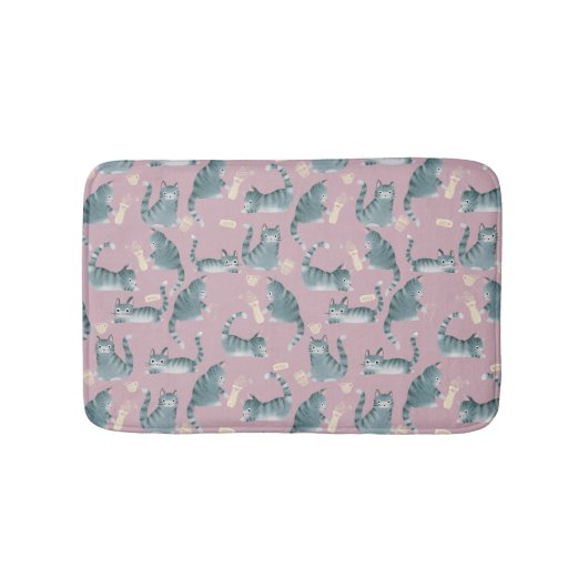 Slecht grijs tabby katten kloppen spullen over pat badmat (Voorkant)