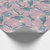 Slecht grijs tabby katten kloppen spullen over pat cadeaupapier (Hoek)