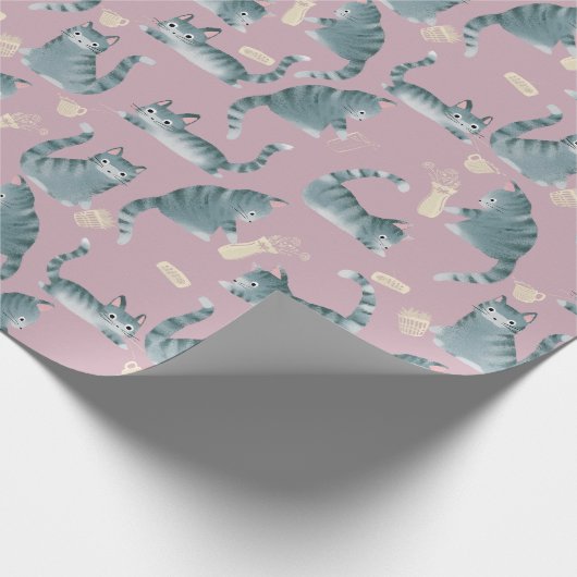 Slecht grijs tabby katten kloppen spullen over pat cadeaupapier (Hoek)