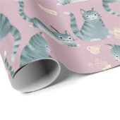 Slecht grijs tabby katten kloppen spullen over pat cadeaupapier (Rol Hoek)