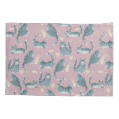 Slecht grijs tabby katten kloppen spullen over pat kussensloop (Achterkant)