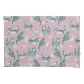 Slecht grijs tabby katten kloppen spullen over pat kussensloop (Voorkant)