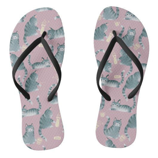 Slecht grijs tabby katten kloppen spullen over pat teenslippers (Voetbed)