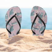 Slecht grijs tabby katten kloppen spullen over pat teenslippers