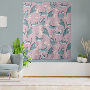 Slecht grijs tabby katten kloppen spullen over pat wandkleed