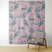 Slecht grijs tabby katten kloppen spullen over pat wandkleed (In situ)