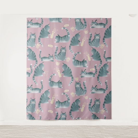 Slecht grijs tabby katten kloppen spullen over pat wandkleed (Voorkant)