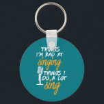 Slecht in het zingen van Funny Karaoke Singer Arti Sleutelhanger<br><div class="desc">Ik ben slecht in het zingen van liefde voor zingen. Grappig ontwerp voor degenen die graag op het podium zingen, in de douche, het koor of de muzikale, hoofdvocalist in de muziekband. Koel humoristische koopwaar voor muzikant, kunstenaar, zangeres en rockbandlid. Ideaal voor karaoke nacht en auditie. Geweldig kerstcadeau en verjaardagscadeau...</div>