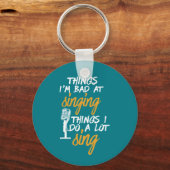 Slecht in het zingen van Funny Karaoke Singer Arti Sleutelhanger (Voorkant)