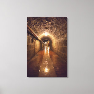 Slecht verlichte zoutmijn tunnel canvas afdruk