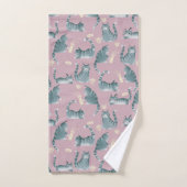Slechte Grijze Tabby Katten Knocking Stuff Over Bad Handdoek (Handdoek)