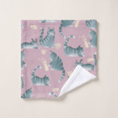 Slechte Grijze Tabby Katten Knocking Stuff Over Bad Handdoek (Wasdoekje)
