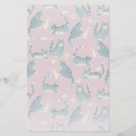 Slechte Grijze Tabby Katten Knocking Stuff Over Briefpapier