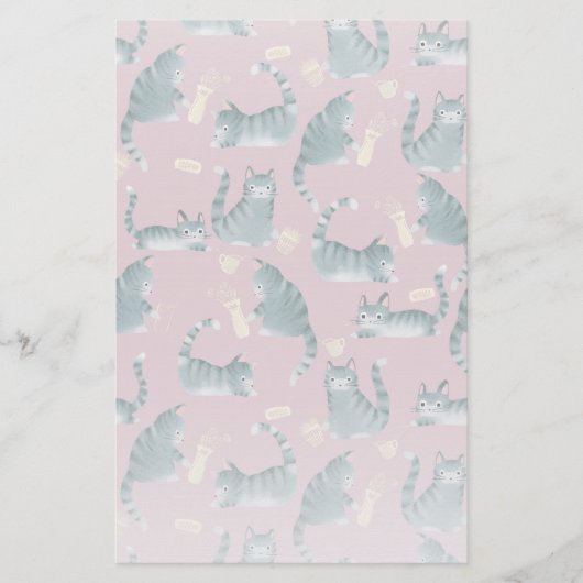 Slechte Grijze Tabby Katten Knocking Stuff Over Briefpapier (Voorkant)