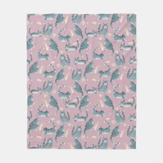 Slechte Grijze Tabby Katten Knocking Stuff Over Fleece Deken (Voorkant)