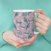 Slechte Grijze Tabby Katten Knocking Stuff Over Koffiemok