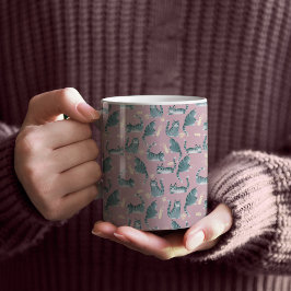 Slechte Grijze Tabby Katten Knocking Stuff Over Koffiemok