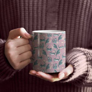 Slechte Grijze Tabby Katten Knocking Stuff Over Koffiemok