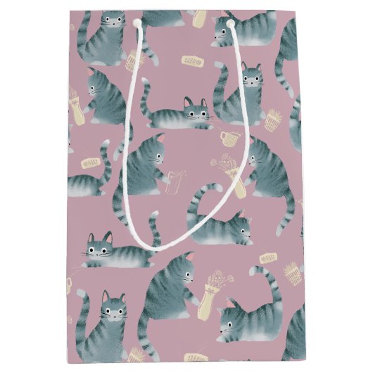 Slechte Grijze Tabby Katten Knocking Stuff Over Medium Cadeauzakje (Voorkant)