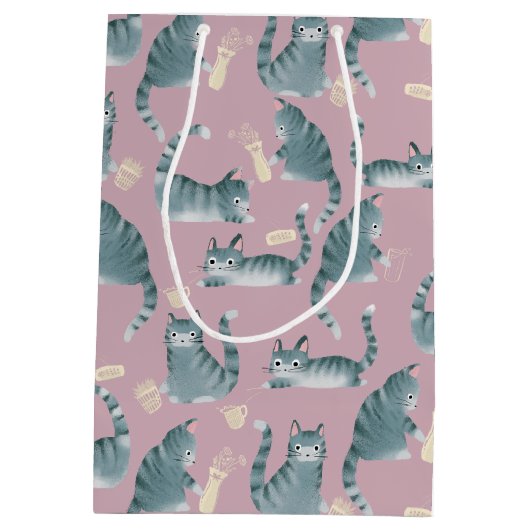 Slechte Grijze Tabby Katten Knocking Stuff Over Medium Cadeauzakje (Achterkant)