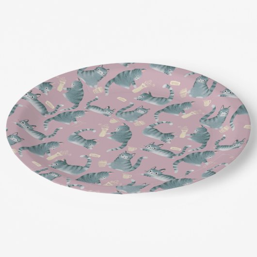 Slechte Grijze Tabby Katten Knocking Stuff Over Papieren Bordje (Gekanteld)