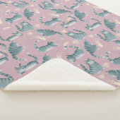 Slechte Grijze Tabby Katten Knocking Stuff Over Sherpa Deken (3/4)