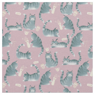 Slechte Grijze Tabby Katten Knocking Stuff Over Stof