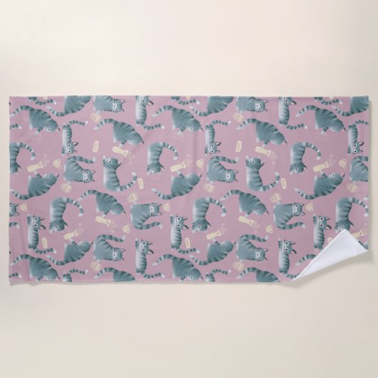 Slechte Grijze Tabby Katten Knocking Stuff Over Strandlaken (Voorkant)