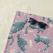 Slechte Grijze Tabby Katten Knocking Stuff Over Strandlaken (In situ)