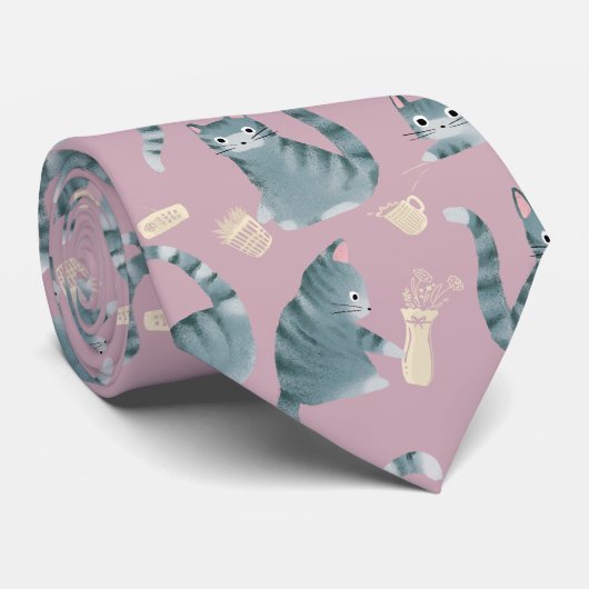 Slechte Grijze Tabby Katten Knocking Stuff Over Stropdas (Opgerold)