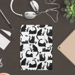 Slechte katten die over het hoofd hangen iPad pro cover<br><div class="desc">Dit handgetekende patroon is een compilatie van vette zwarte katten die verschillende dingen over elkaar gooien - koffiebroodjes,  succulenten,  tv-afzuigkappen en bloesvassen. Een grappig patroon voor degenen die van hun katten houden,  ook al zijn ze soms eikels die dingen omver slaan.</div>
