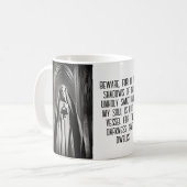 Slechte non in een donkere kathedraal koffiemok (Voorkant links)