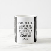 Slechte non in een donkere kathedraal koffiemok (Center)