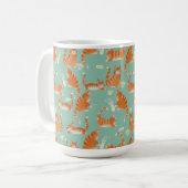 Slechte Oranje Tabby Cats die dingen omver gooien Koffiemok (Voorkant links)